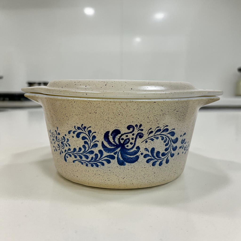 Vintage Pyrex Homestead 473 casserole dish with lid blue floral pattern