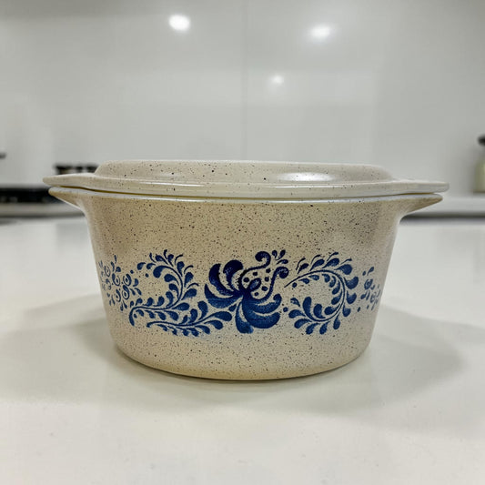 Vintage Pyrex Homestead 473 casserole dish with lid blue floral pattern