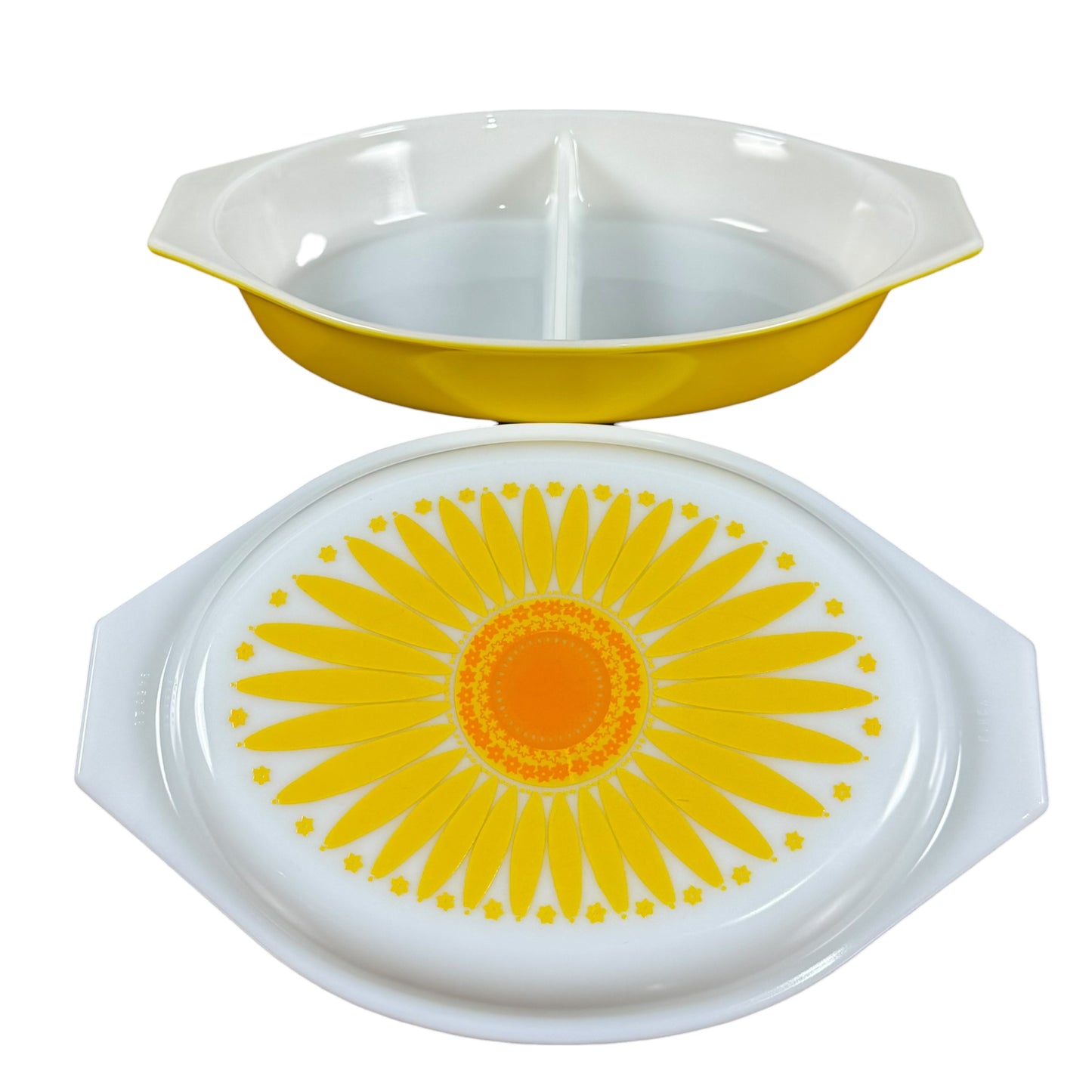 Vintage Pyrex Daisy Yellow Sunflower Casserole Dish with Lid – 1970s Mid Century Kitchen Collectible