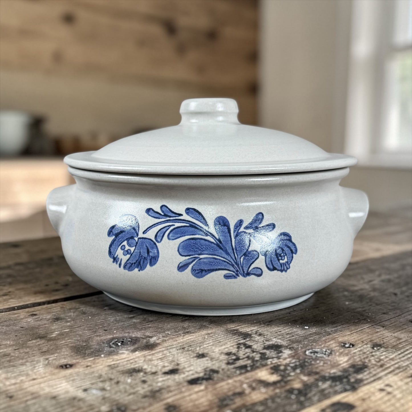 Vintage Pfaltzgraff Yorktowne covered casserole blue floral