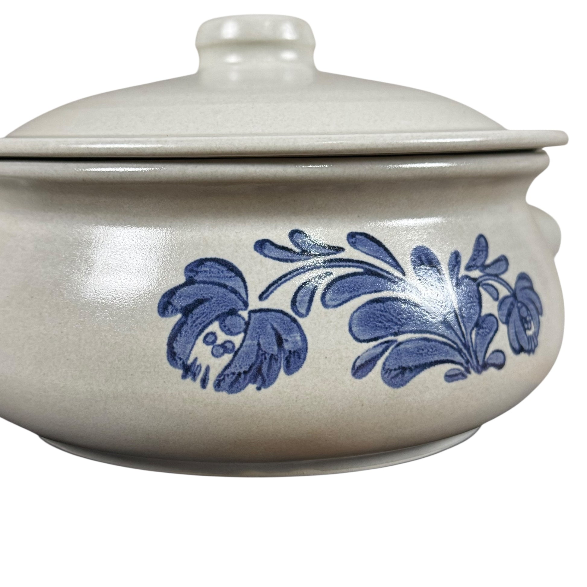 Pfaltzgraff Yorktowne stoneware casserole dish with lid